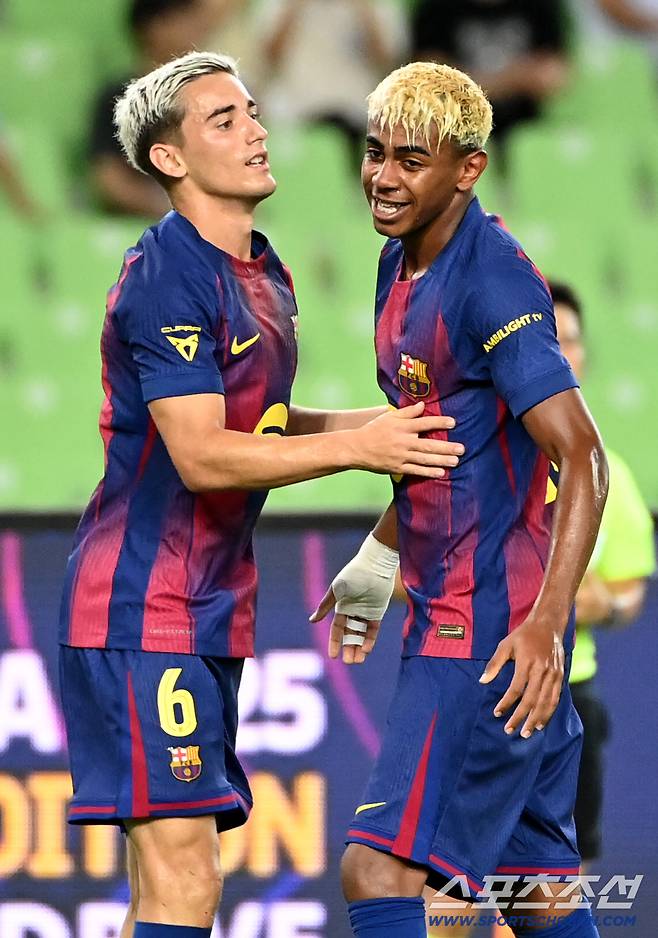 8월4일 대구스타디움에서 열린 FC바르셀로나와 대구FC의 경기, 가비가 전반 선제골을 터뜨리고 라민 야말과 기쁨을 나누고 있다. 대구=허상욱 기자wook@sportschosun.com/2025.08.04/
