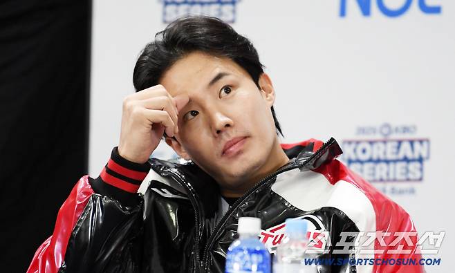 2025 KBO리그 한국시리즈 미디어데이가 25일 잠실구장에서 열렸다. LG 임찬규가 취재진 질문에 답하고 있다. 잠실=박재만 기자 pjm@sportschosun.com/2025.10.25/