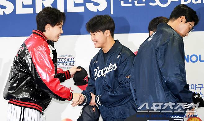 2025 KBO리그 한국시리즈 미디어데이가 25일 잠실구장에서 열렸다. 임찬규와 정우주가 인사를 나누고 있다. 잠실=박재만 기자 pjm@sportschosun.com/2025.10.25/