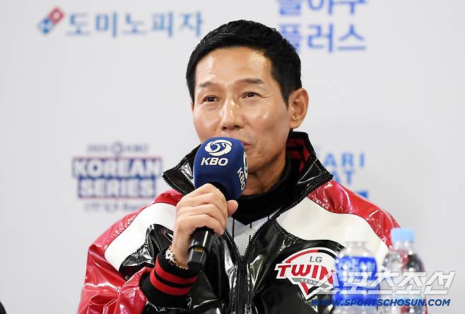 2025 KBO리그 한국시리즈 미디어데이가 25일 잠실구장에서 열렸다. LG 염경엽 감독이 취재진 질문에 답하고 있다. 잠실=박재만 기자 pjm@sportschosun.com/2025.10.25/