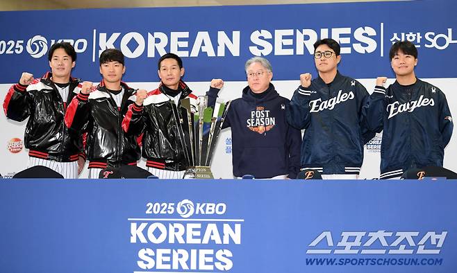 2025 KBO리그 한국시리즈 미디어데이가 25일 잠실구장에서 열렸다. LG 임찬규, 박해민, 염경엽 감독과 한화 김경문 감독, 채은성, 정우주가 기념촬영을 하고 있다. 잠실=박재만 기자 pjm@sportschosun.com/2025.10.25/