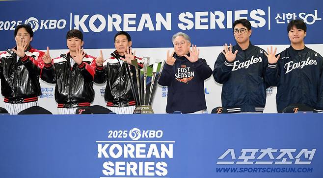 2025 KBO리그 한국시리즈 미디어데이가 25일 잠실구장에서 열렸다. LG 임찬규, 박해민, 염경엽 감독과 한화 김경문 감독, 채은성, 정우주가 기념촬영을 하고 있다. 잠실=박재만 기자 pjm@sportschosun.com/2025.10.25/