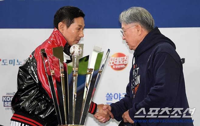 2025 KBO리그 한국시리즈 미디어데이가 25일 잠실구장에서 열렸다. LG 염경엽 감독과 한화 김경문 감독이 인사를 나누고 있다. 잠실=박재만 기자 pjm@sportschosun.com/2025.10.25/
