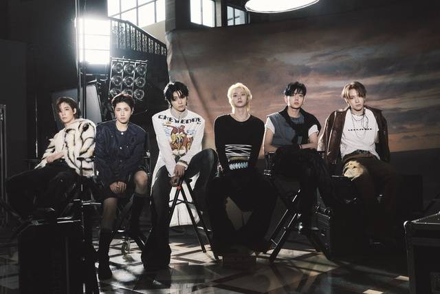 타이틀곡 'Hollywood Action'은 "품격 있는 red carpet(레드카펫) 대신 멍석 깔면 can do anything(캔 두 애니씽)"이라는 가사처럼 무엇이든 해내겠다는 자신감이 곡의 경쾌한 분위기를 타고 기분 좋게 전해진다. /KOZ엔터