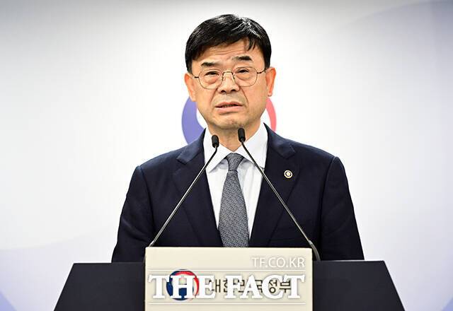이재명 대통령은 25일 오후 이상경 국토교통부 1차관의 면직안을 재가했다. 이 차관이 21일 오후 서울 종로구 정부서울청사에서 외국인 토지거래허가구역 지정과 관련해 브리핑하고 있다. /임영무 기자