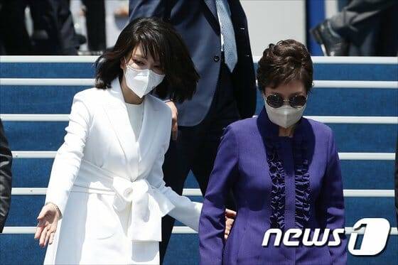 윤석열 대통령의 부인 김건희 여사가 10일 오전 서울 여의도 국회에서 열린 제20대 대통령 취임식을 마친 후 박근혜 전 대통령을 환송하고 있다. 2022.5.10/뉴스1 © News1 국회사진취재단