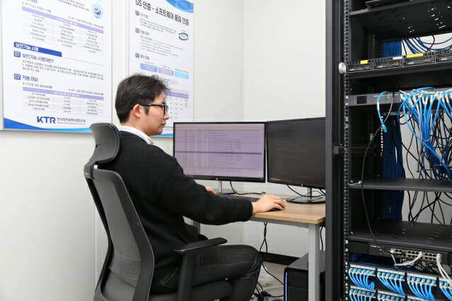 KTR 연구원이 소프트웨어를 시험하고 있다.