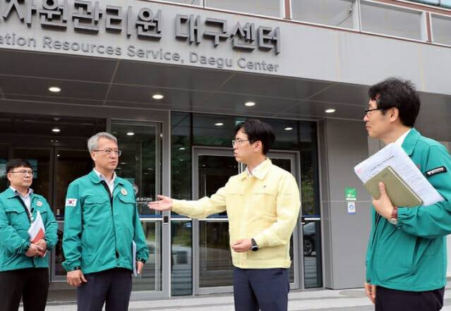 김민재 행정안전부 차관이 지난 8일 오후 대구 동구 국가정보자원관리원 대구센터를 방문해 대전 본원 화재로 전소된 정부시스템 이전 준비 현황을 청취하고 시설물을 점검하고 있다. (사진=행정안전부)