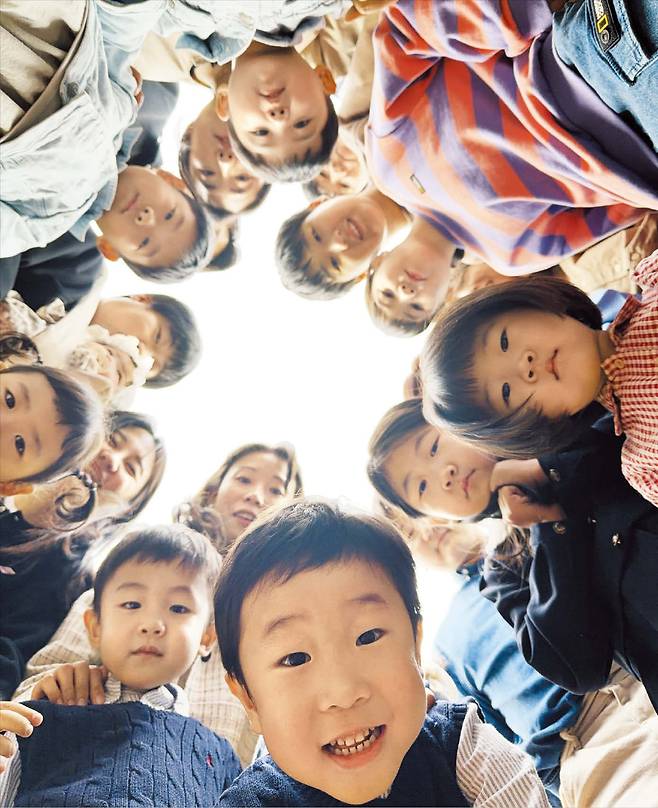 24일 오후 부산 해운대구 영화의전당에서 열린 ‘제2회 아이가 행복입니다 부산’ 행사에서 ‘31초 영상제’ 수상 가족들이 동그랗게 모여 기념 촬영을 하고 있다./김동환 기자