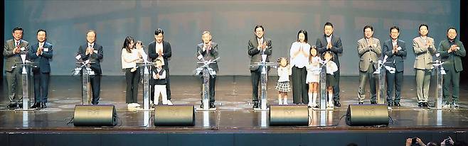 24일 부산 해운대구 영화의전당 하늘연극장에서 열린 ‘제2회 아이가 행복입니다 부산’ 행사에 참석한 박기남(왼쪽부터) 부산시어린이집연합회장, 최금식 SB선보 회장, 김석준 부산시교육감, 나영준씨 가족, 홍준호 조선일보 발행인, 박형준 부산시장, 황등선씨 가족, 안성민 부산시의회 의장, 김윤재 부산 기장군 도시관리공단 이사장, 성현달 부산시의회 복지환경위원회 부위원장, 성현도 부산시버스운송사업조합 이사장이 무대에 올라 축하 이벤트를 하고 있다./김동환 기자