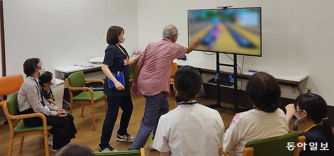 일본 아이치현 오부시 국립장수의료연구센터 재활치료 현장. 노인 환자가 e스포츠 볼링 게임을 즐기고 있다. 사회적 교류를 병행하며 유쾌하게 치료할 때 효과가 더 두드러진다.