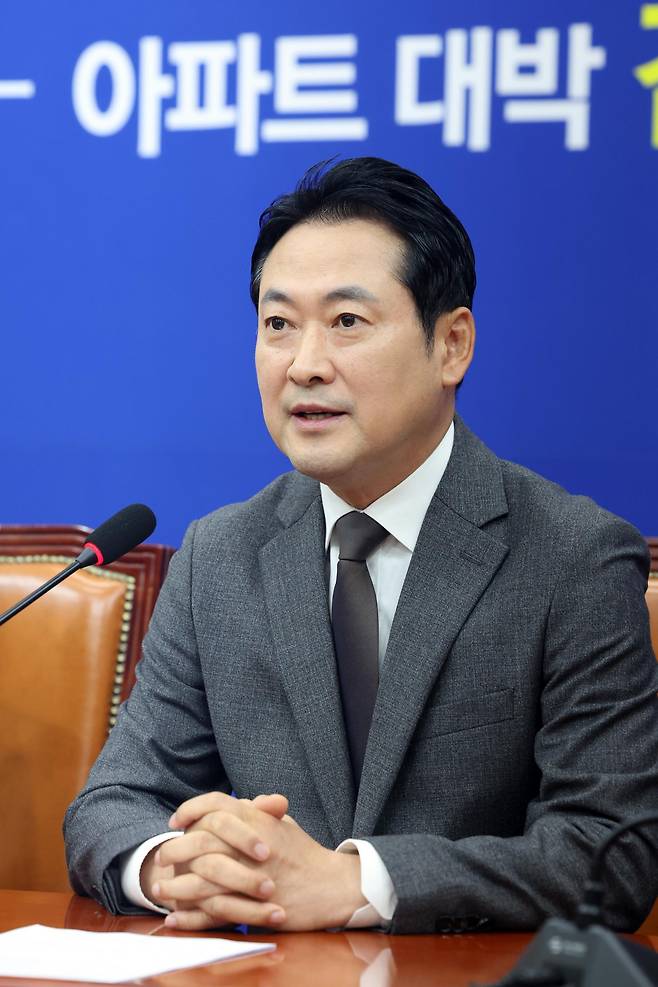 장동혁 국민의힘 대표가 25일 오전 서울 영등포구 여의도 국회에서 열린 기자간담회에서 모두발언을 하고 있다.  2025.10.25/뉴스1