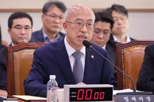 조원철 법제처장이 24일 서울 여의도 국회 법제사법위원회에서 열린 법제처에 대한 국정감사에서 위원 질의에 답하고 있다.  [연합뉴스]
