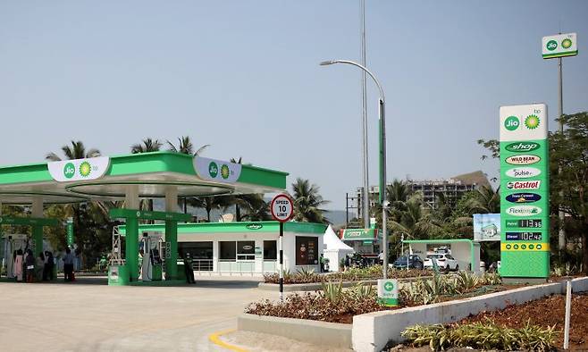 인도 나비 뭄바이에 릴라이언스 인더스트리스와 BP가 합작으로 운영하는 주유소 모습.로이터연합뉴스