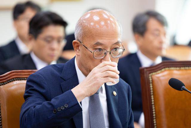 조원철 법제처장이 24일 서울 여의도 국회에서 열린 법제사법위원회의 법제처에 대한 국정감사에 출석해 물을 마시고 있다. 뉴스1