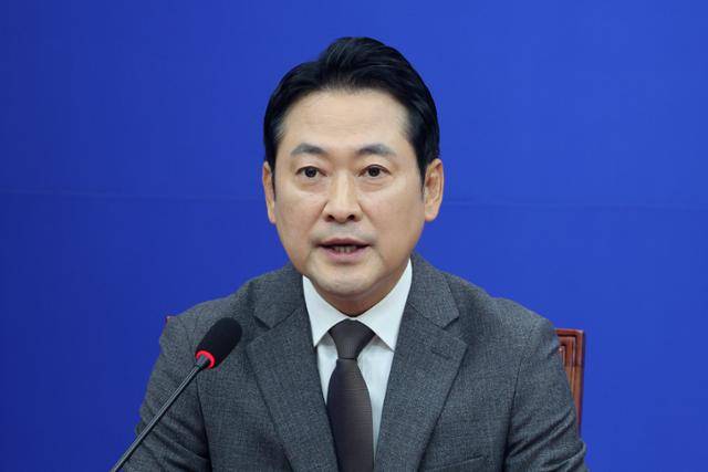 장동혁 국민의힘 대표가 25일 서울 영등포구 여의도 국회에서 열린 기자간담회에서 모두발언을 하고 있다. 뉴스1