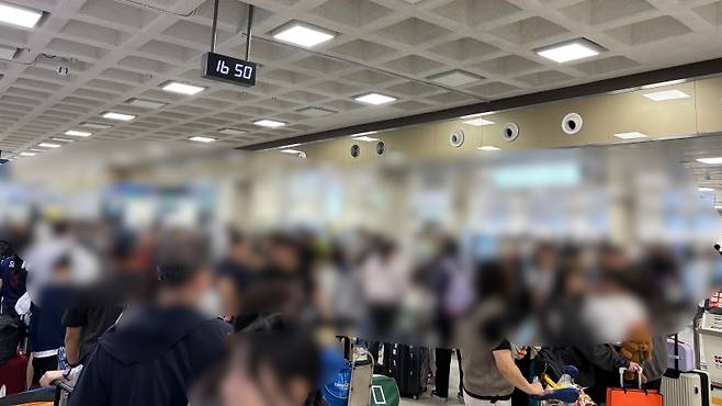 25일 오후, 제주국제공항 국내선 출발층 카운터 앞. 수하물 벨트가 막히자 대기줄이 길게 늘어서며 공항이 일시 마비 상태에 빠졌다.