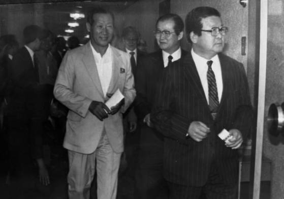 해외 산업시찰 중인 정 회장(왼쪽)과 구자경 럭키금성 회장(오른쪽), 가운데는 박성상 수출입은행장. [중앙포토]