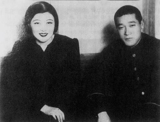 1936년 손기정 선수의 우승 축하 잔치 때 함께한 월드 클래스 무용가 최승희(왼쪽). [중앙포토]