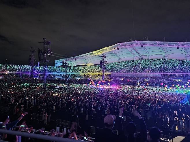지난 4월 고양종합운동장에서 열린 콜드플레이 내한공연은 총 32만 명의 관객을 불러모았다. [사진 라이브네이션코리아]