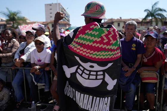 지난 18일 마다가스카르 Z세대가 해적기가 새겨진 옷을 입고 시위를 벌이는 장면. [AP=연합뉴스]