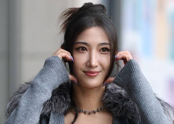 가수 겸 작곡가 이재가 라디오 '이은지의 가요광장' 출연을 위해 지난 13일 오전 서울 영등포구 KBS 본관으로 들어서며 인사를 하고 있다. 이재는 넷플릭스 애니메이션 '케이팝 데몬 헌터스'에서 '헌트릭스' 루미 역 보컬을 소화하며 인기를 끌고있다.뉴스1