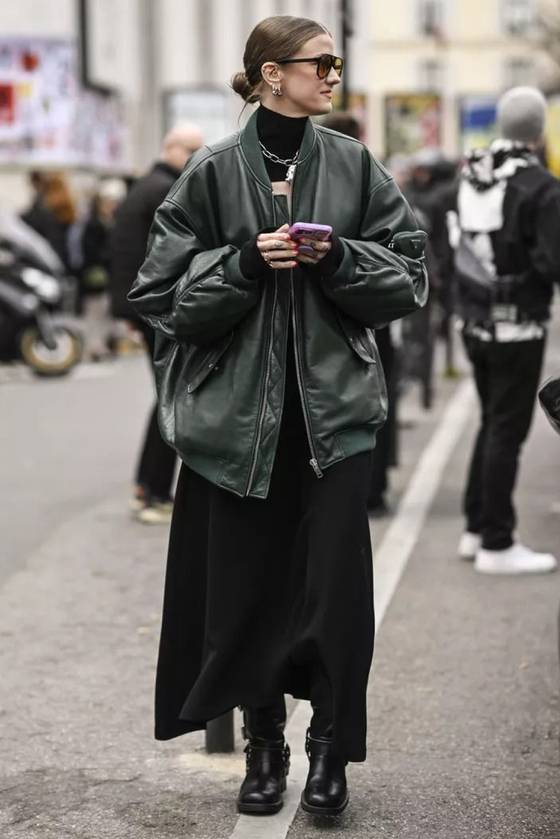 가죽 보머 재킷과 새틴 롱 스커트 매치. [사진 핀터레스트]