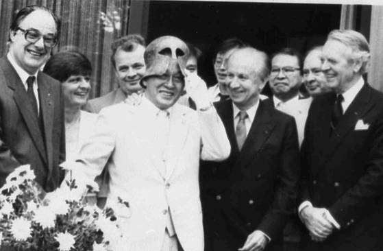 1986년 베를린올림픽 50주년을 기념해 청동 투구를 돌려받은 손기정 선생(가운데). [중앙포토]