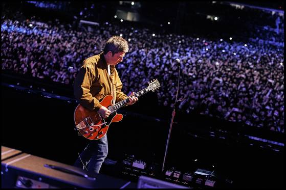 21일 재결합 내한 공연을 연 영국 밴드 오아시스의 노엘 갤러거. [사진 라이브네이션코리아]