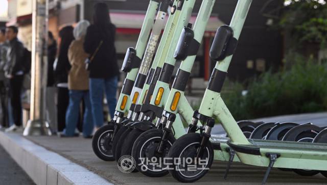 ▲ 전동킥보드 관련 사고가 잇따라 발생하고 있어 보완책 마련이 요구되고 있는 가운데 지난 22일 강원 춘천시 퇴게동에 공유 전동킥보드들이 줄지어 주차돼 있다. 방도겸 기자