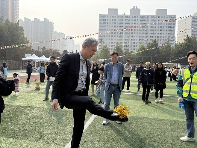 노재헌 주중한국대사가 25일 중국 베이징 북경한국국제학교에서 열린 '한·중 민속 페스티벌'에 참석해 교민들의 다양한 얘기를 청취했다. 베이징=김은정 특파원
