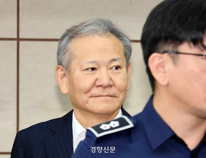 이상민 전 행정안전부 장관이 17일 서울 서초구 서울중앙지법에서 열린 내란 중요임무 종사 등 혐의 첫 공판에 출석하고 있다. 사진공동취재단