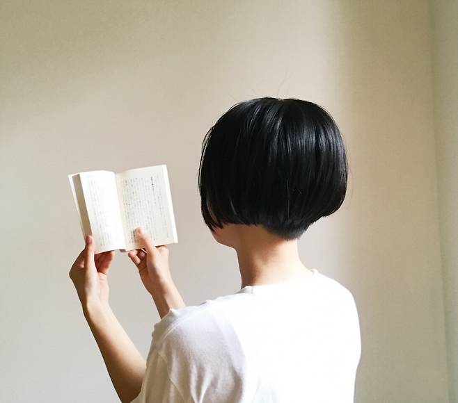 재택근무를 하는 1인 가구 프리랜서인 <저소비 생활>의 저자 가제노타미는 익명으로 글을 쓰고 유튜브 채널을 운영한다. 그는 자신을 드러내지 않으면서도, 저소비 노하우를 공유하며 많은 이들의 공감을 이끌어내고 있다. 가제노타미 제공