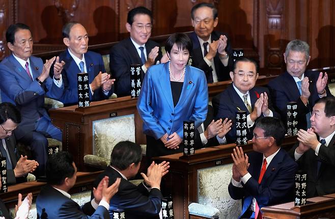 다카이치 사나에 일본 신임 총리가 21일 하원에서 실시된 지명선거에서 승리한 후 의원들의 축하 박수를 받고 있다. AP연합뉴스