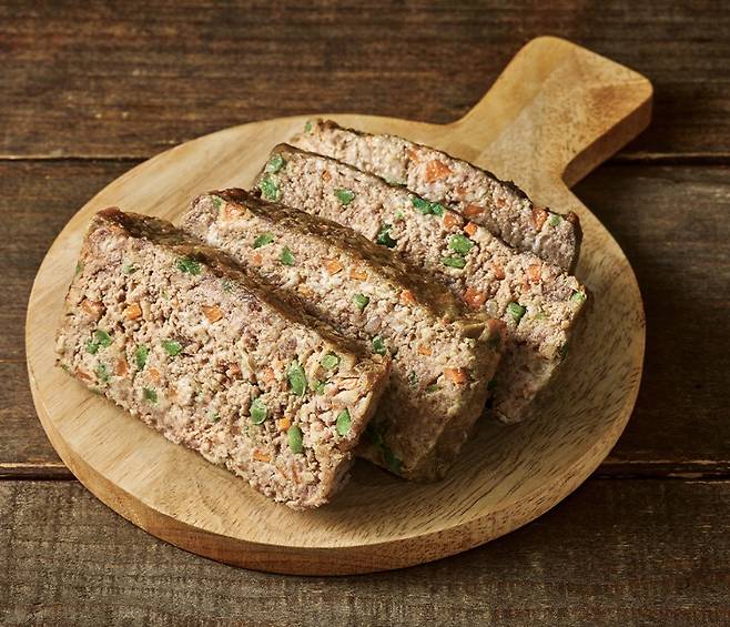 화식 형태로 출시된 반려견 영양식 ‘더리얼로우’. 하림 제공