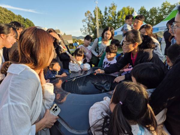 부산과학기술협의회가 25일 동래읍성 장영실과학동산에서 개최하고 있는 천체과학 체험전 관람객들이 고천문기기 앙부일구 해설을 듣고 있다. 부산과학기술협의회 제공