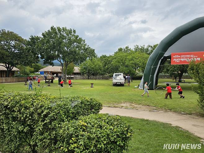 어린이집 원아들이 놀고 있는 가운데 해미읍성축제 시설업체들의 구조물 조립이 아슬아슬하다. 독자제공
