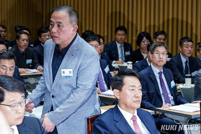 명태균씨가 23일 서울 중구 시청에서 열린 국회 행정안전위원회의 서울시 국정감사에 증인으로 출석해 발언대로 향하며 오세훈 서울시장을 지나치고 있다. 유희태 기자