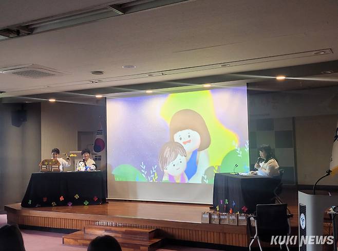 24일 오후 서울시교육청에서 열린 ‘가족 책 만들기 사례나눔’ 행사에서 ‘나비의 꿈’ 동화구연이 진행되고 있다. 김한나 기자