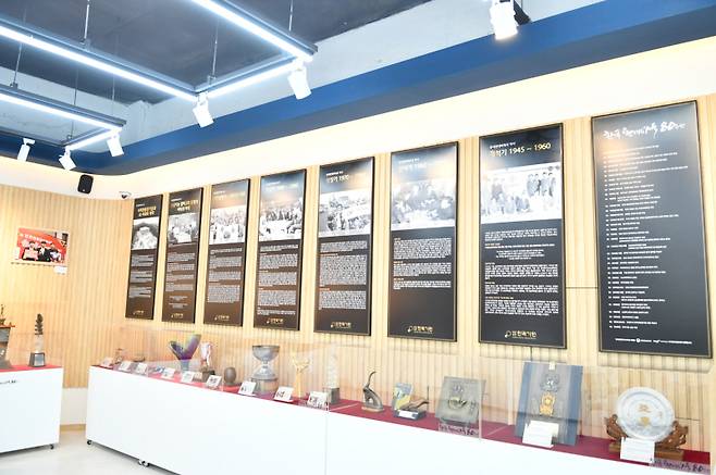 한국현대바둑 80주년 기념 특별전시회가 27일부터 서울 성동구 한국기원 신관 1층 라운지에서 열린다. 한국기원 제공