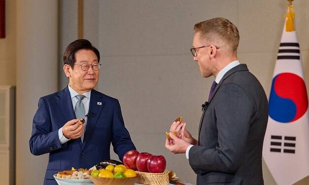 이재명 대통령이 22일 미국 CNN의 윌 리플리 기자와 K-컬쳐 관련 인터뷰를 하고 있다. 연합뉴스