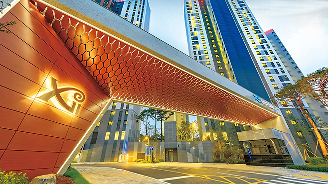 서청주파크자이의 화려한 문주. 전기세 많이 나오겠다는 쓸데없는 걱정이 밀려온다. [사진 출처=GS건설]