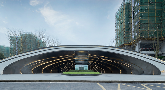 중국 충칭의 LEADING · Cloud Mansion의 출입구. 초고급 통발 같은 비주얼에 우오오- 소리가 절로 나온다. 하지만 문주와는 달리 보행자를 위한 입구로 보인다. © 南西空间影像 Guangzhou S. P. I Design Co., Ltd.