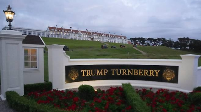 도널드 트럼프 대통령 일가가 소유한 영국 스코틀랜드의 턴베리 골프장 일대 전경. 입구의 간판은 모뉴먼트 사인, 엔트런스 모뉴먼트라고 한다. [사진 출처=AP연합뉴스]