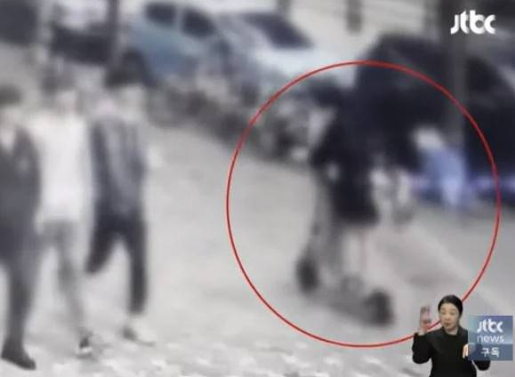 송도동의 한 인도에서 전동킥보드를 타고 질주한 A양 등 2명 [JTBC 방송화면]