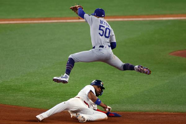 무키 벳츠가 3회말 수비에서 병살을 완성하고 있다. 사진= Getty Images/AFP= 연합뉴스 제공