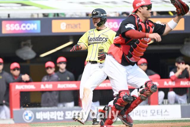 11일 인천 SSG랜더스필드에서 열린 '2025 신한 SOL BANK KBO리그' KIA 타이거즈와 SSG랜더스 경기. SSG 김성현이 4회말 1사 2루 조형우 적시타에 득점을 올리고 있다./마이데일리