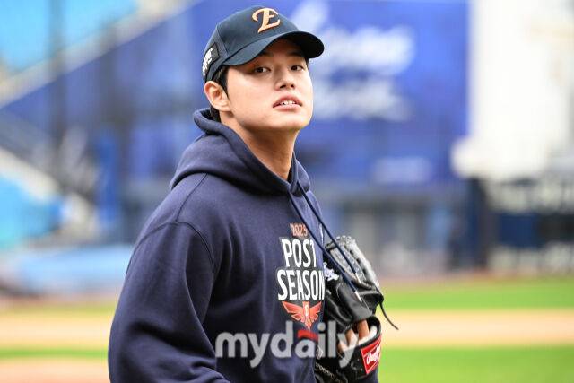22일 대구 삼성라이온즈파크에서 열린 '2025 신한 SOL BANK KBO 포스트 시즌' 삼성 라이온즈와 한화 이글스 플레오이프(PO) 4차전 경기. 한화 문동주가 경기 전 훈련에 참석하고 있다./대구=한혁승 기자 hanfoto@mydaily.co.kr