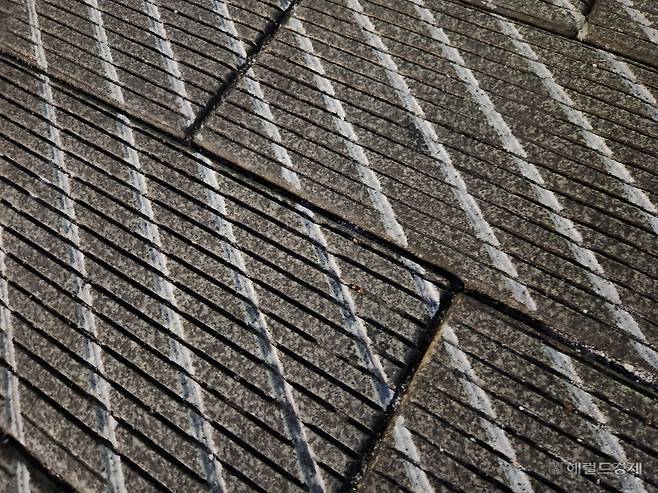 서울 용산구 이태원역 인근 참사 경사로의 미끄럼 방지를 위해 보도블럭을 깎아 만든 홈. 이영기 기자.