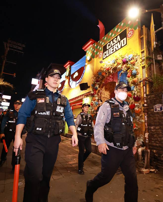 10·29 이태원 참사 3주기를 앞둔 지난 24일 서울 용산구 이태원 세계음식문화의 거리 일대에서 서울경찰청 기동순찰대원들이 핼러윈 데이를 앞두고 다중밀집 예방 순찰을 하고 있다. [연합]